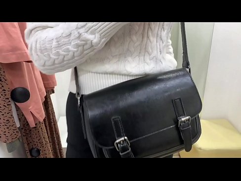 ❤️ Masturbasi publik dari jalang muda FeralBerry dengan dildo di kamar pas ❤️ Video seks pada kami id.ixiporn.ru ️