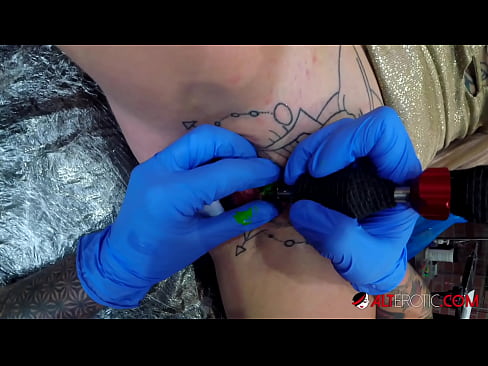 ❤️ Sully Savage yang sangat bertato membuat tato di klitorisnya ❤️ Video seks pada kami id.ixiporn.ru ️