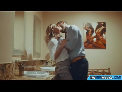 ❤️ Ketika seorang pirang berdada menggoda Anda di toilet umum ❤️ Video seks pada kami id.ixiporn.ru ️